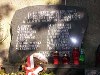 Tablica upamiętniająca żołnierzy AK na murze cmentarza parafialnego