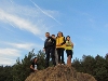Zdobywcy na „szczycie” wykopu nad jeziorem w Kominach
