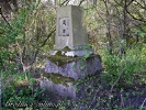 Obelisk zamordowanego przez kłusownika leśniczego Goltza w Długim Moście