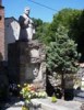 Pomnik proboszcza Alfonsa Mańkowskiego przy ko¶ciele w Lembargu